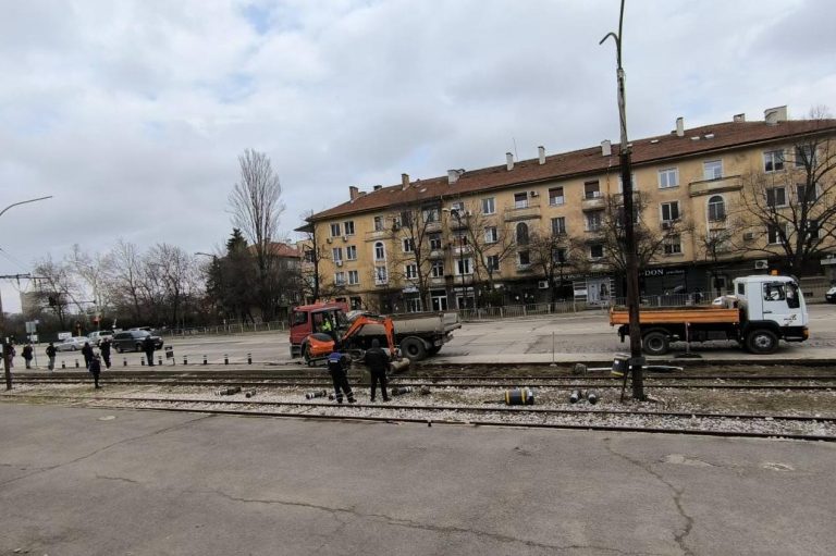 Ремонтират спирки в столичния район „Студентски“