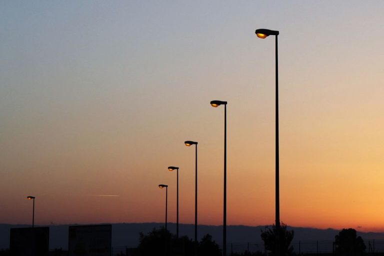 Модернизират осветлението в 14 столични района