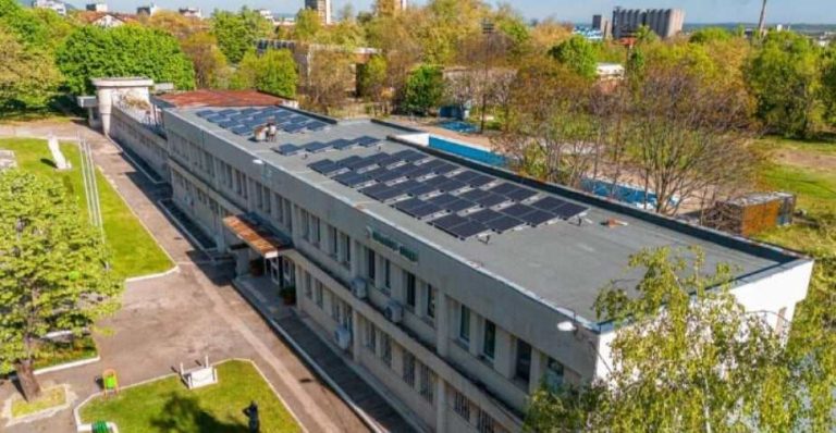 Първата фотоволтаична система върху общинска сграда изградиха във Враца