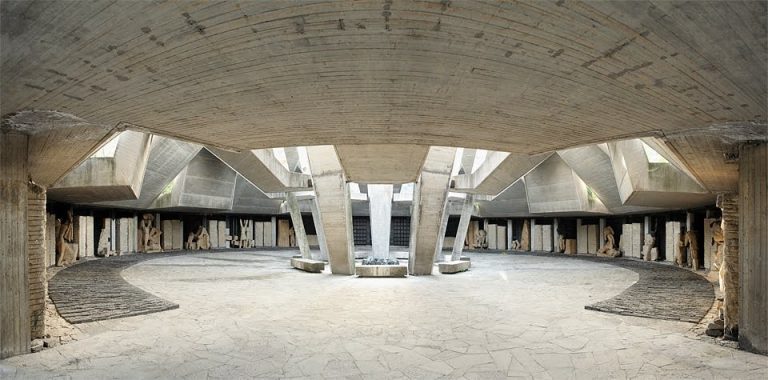 Архитекти и експерти обследват състоянието на Братската могила в Пловдив