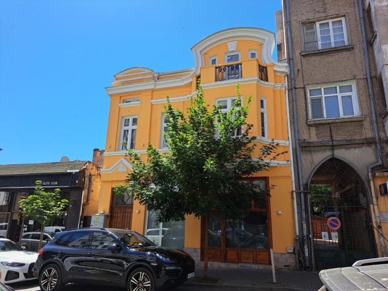 Реставрирана сграда в Бургас напомня за славните години на ул. „Фердинандова“
