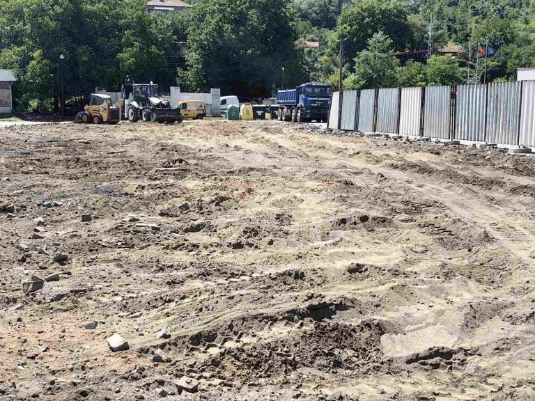 Ремонтират площада пред Спортната зала в Дряново