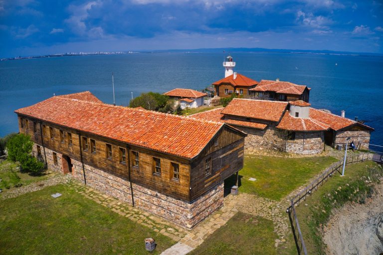 Безценни икони красят от днес позлатения иконостас на храма на остров Света Анастасия