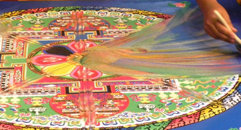 Пясъчни мандали правят тибетски монаси в Бургас