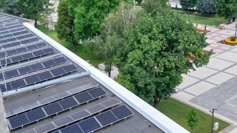 Соларна система на покрива на сградата на Община Монтана