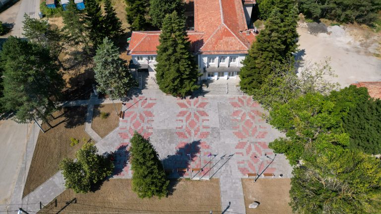 Обновен площад с изображение на шевица в търновското село Плаково