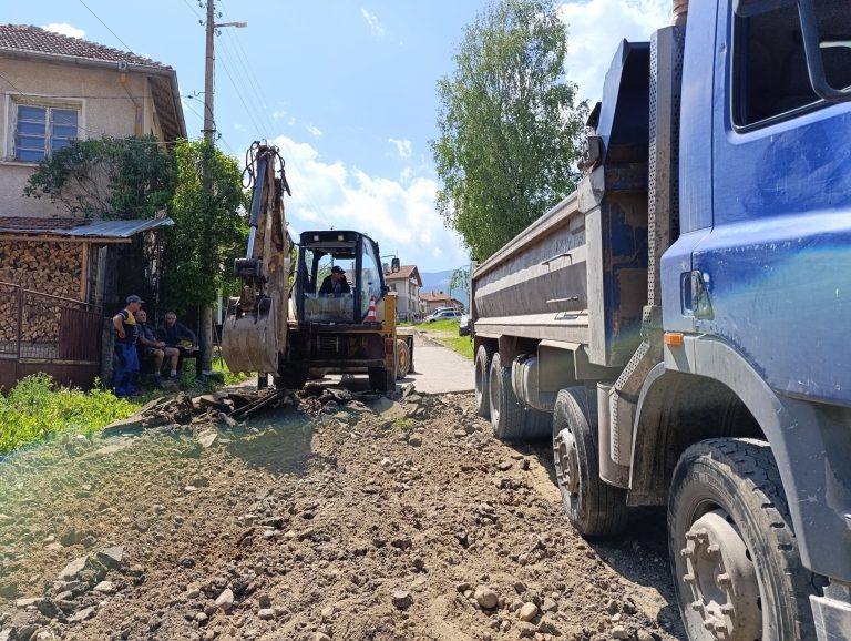 Улични ремонти в Община Самоков, асфалтират и в Боровец