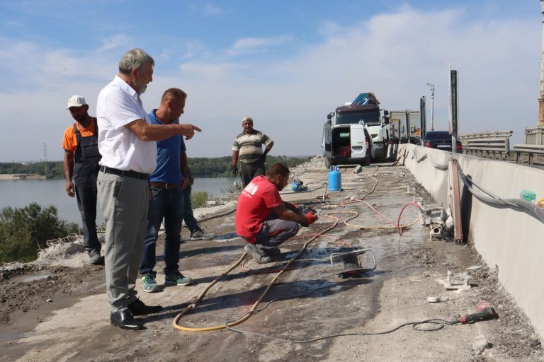 Иновативно: Отстраняват панелите на Дунав мост, над жп линията без къртене, а с прорязване