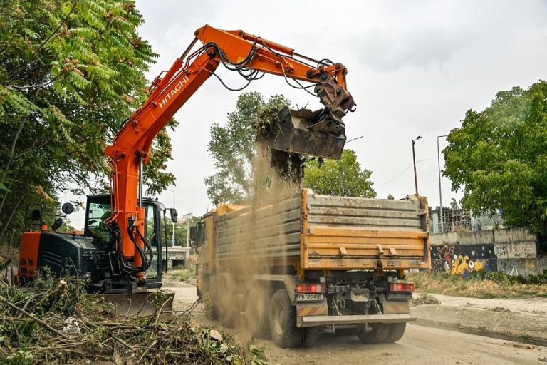 Превантивно: Почистват 200 участъка на реки в Столичната община