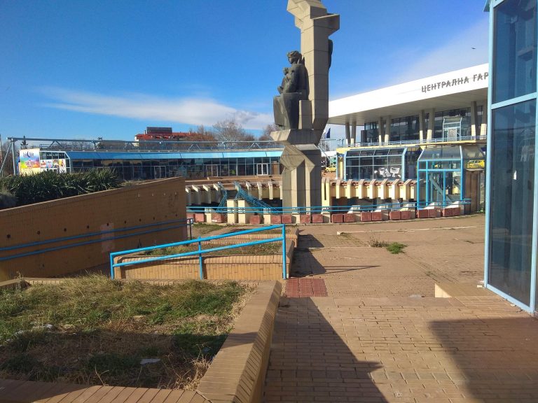 Обновяването на Ротондата пред Централната жп гара започна