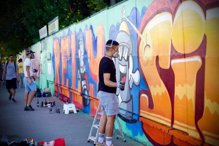 60 графити артисти преобразиха оградата на ИСУЛ