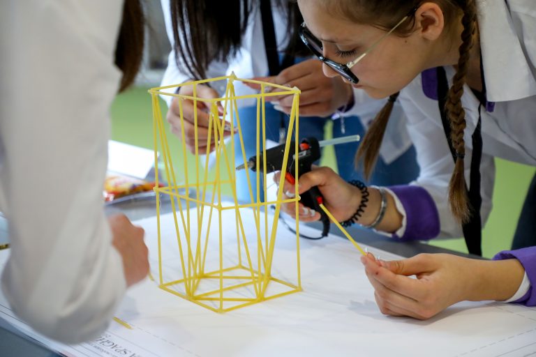 Студенти и ученици строят сгради от спагети и силикон