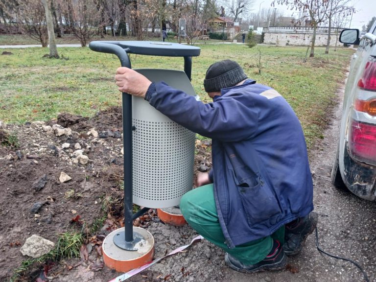 Плевенските паркове с нови съдове за смет