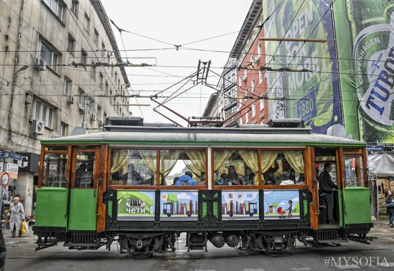 Коледен ретро трамвай допълва празничната атмосфера в София