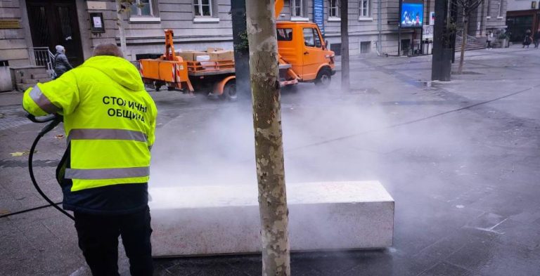 В София: Освежават площад „Славейков“, продължава почистването и на подлезите