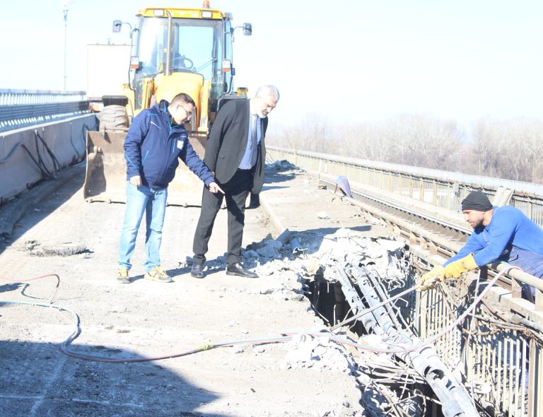 Положиха нови стоманобетонни панели в поредния участък в ремонт на Дунав мост
