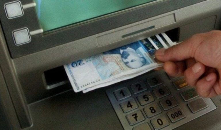 По-високи такси за теглене на пари обявиха банките