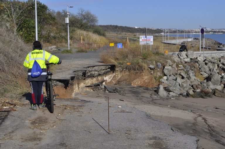 Прехвърлят свлачището на алеята към Сарафово на Община Бургас
