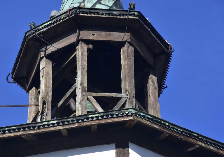 Спешно укрепват емблематичната часовникова кула в Трявна