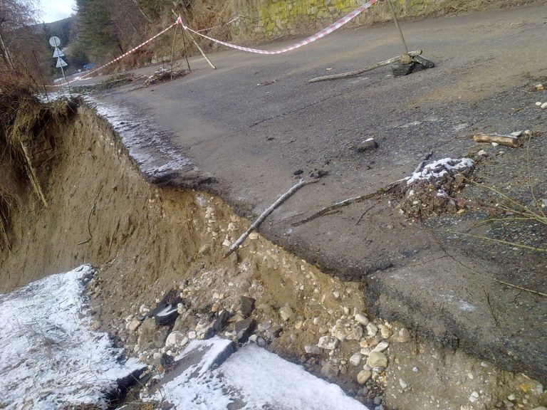 Укрепват свлачище в бобовдолски квартал за около 200 хил. лева