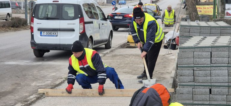 В Търговище подменят тротоарните настилки