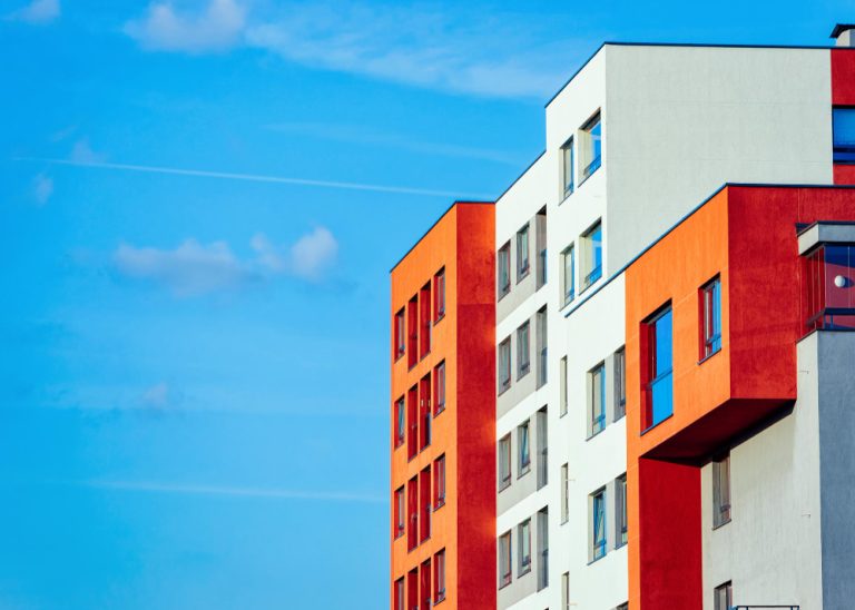 Пътят към чист въздух: как обновяването на сградите може да реши проблема с отоплението на твърдо гориво