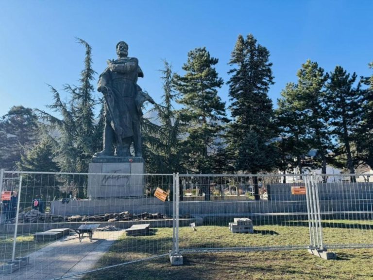 Ремонтират паметника на Христо Ботев във Враца