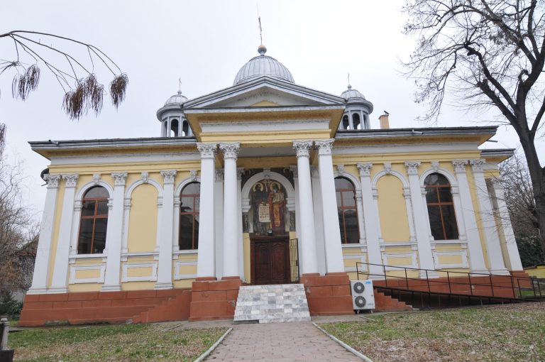 Даряват павета за двора на голяма пловдивска църква