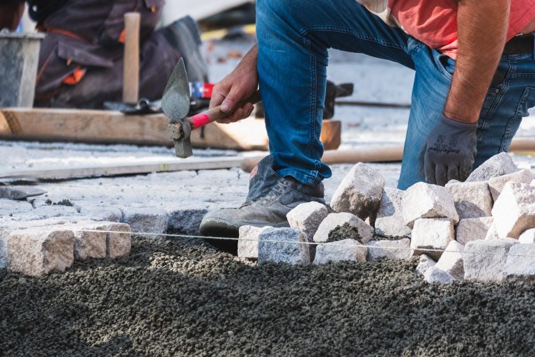 Глад за работници в строителството и туризма