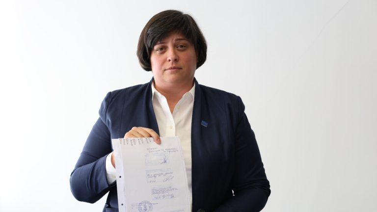 Диана Русинова поема АПИ?