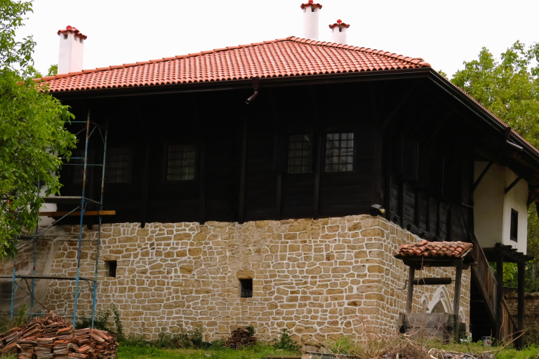 Кметът на Велико Търново Даниел Панов сезира Министерство на културата за некачествен ремонт на 300-годишна сграда