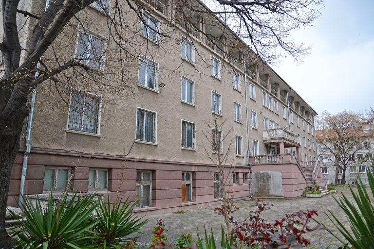 Започна основният ремонт на средношколското общежитие във Варна