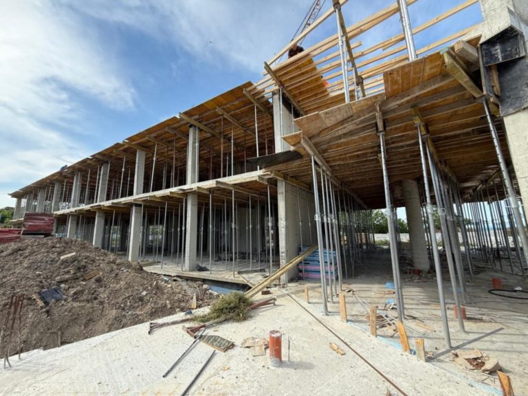 Напредва строителството на новото училище в кв. „Крайморие“