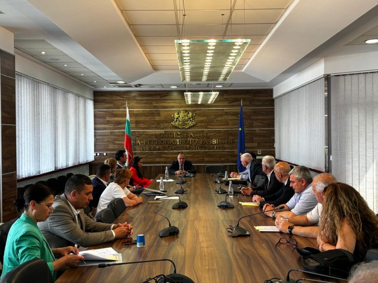 Подписаха първите споразумения за общински проекти, финансирани от бюджета