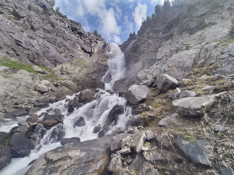 Започна ремонт на екопътеката за Скакавишкия водопад