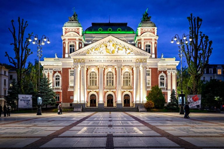 Възстановиха изцяло осветлението около Народния театър в София