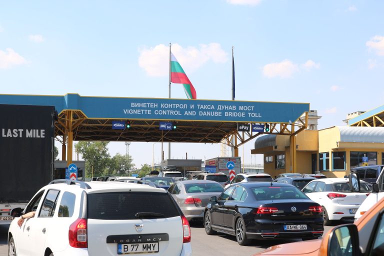 Проблем в системата за събиране на такси на Дунав мост забавя преминаването