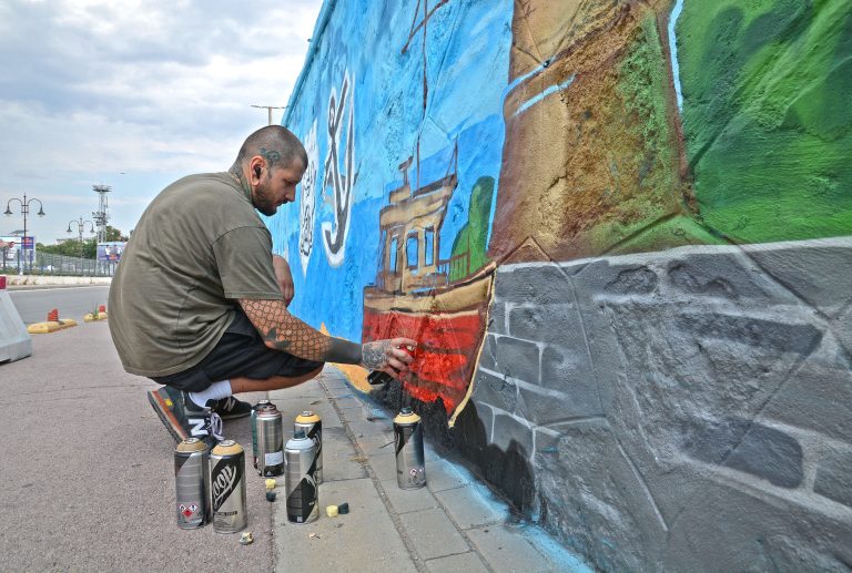 Варна: Графити артисти рисуват стената на вълнолома на Морска гара