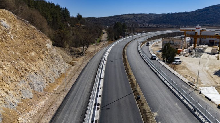 Възстановяват движението по пътя между Мездра и Лютидол