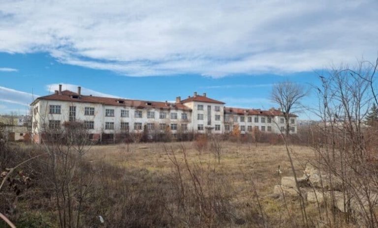 След 27 г. чакане: Монтана получи собствеността върху казармите