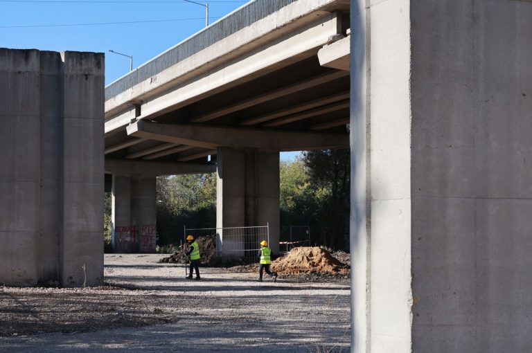 Изграждането на втория надлез над Бакърена фабрика в София е към края си
