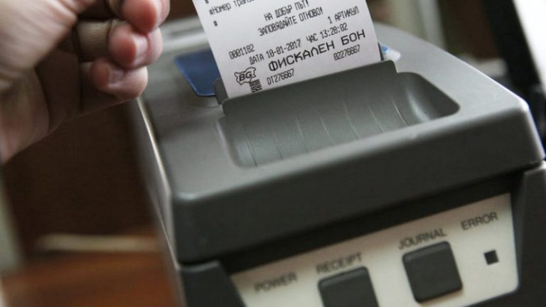 Вече глобяват за касови бележки без две цени – лева и евро