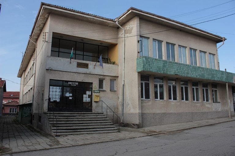 Ремонтират главната улица на планинското село Смочево