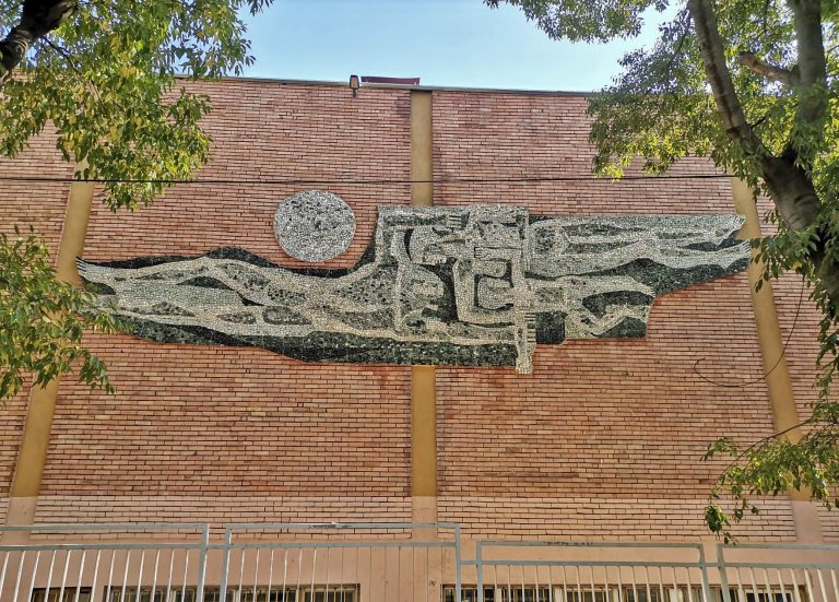 Каменна мозайка грейна на фасадата на СУХНИ „К. Преславски“ във Варна