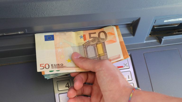 Богомил Николов: Препоръчваме през януари да се плаща с карта