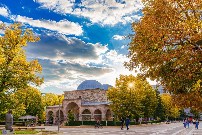 Община Ямбол обяви търгове за продажба на свои имоти за бизнес и жилищно строителство