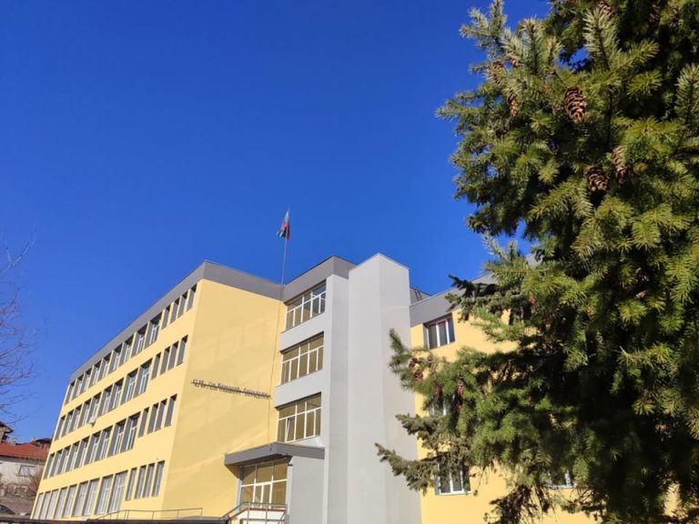 Обновиха две училища в Пещера
