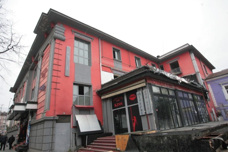 Реставрират фасадите на бившето кино „Възраждане“ в София