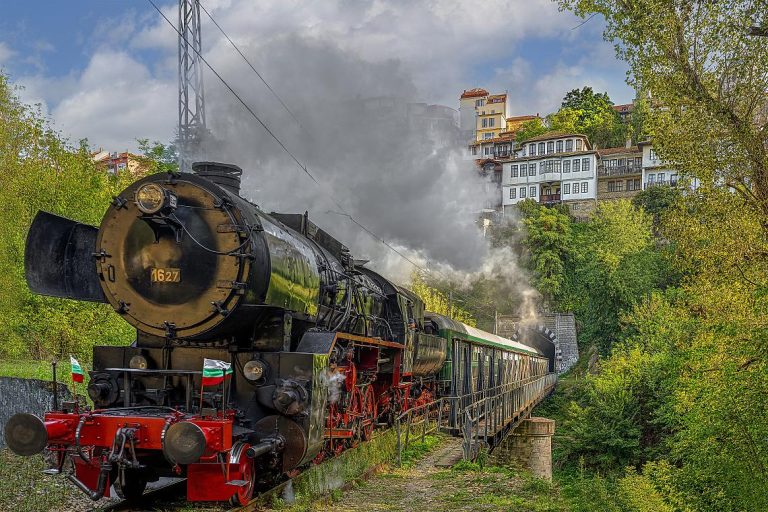 БДЖ пуска коледни влакове с парен локомотив за празниците