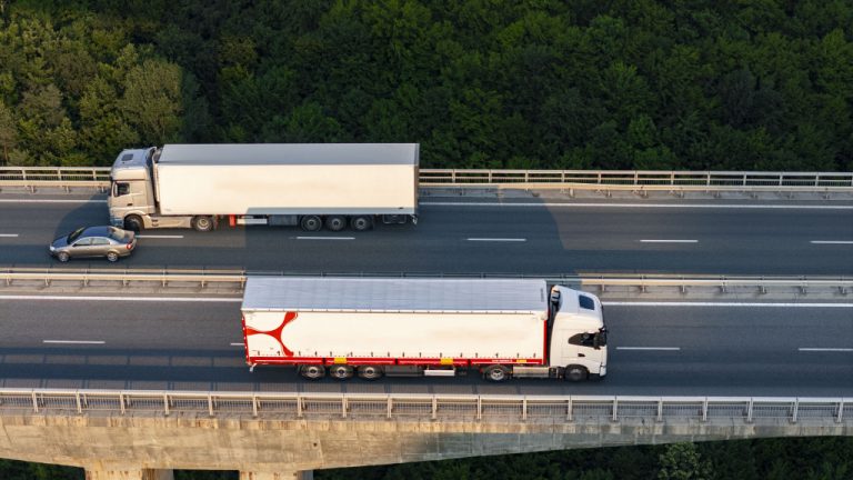 В празничните дни: Ограничават движението на камионите над 12 т по магистралите